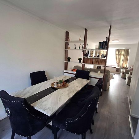 Nicely Decorated 3 Bedroom House Near Heathrow, London Staines-upon-Thames Kültér fotó