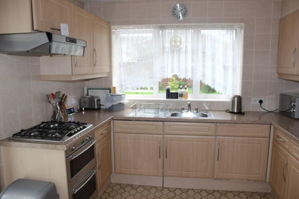 Nicely Decorated 3 Bedroom House Near Heathrow, London Staines-upon-Thames Kültér fotó
