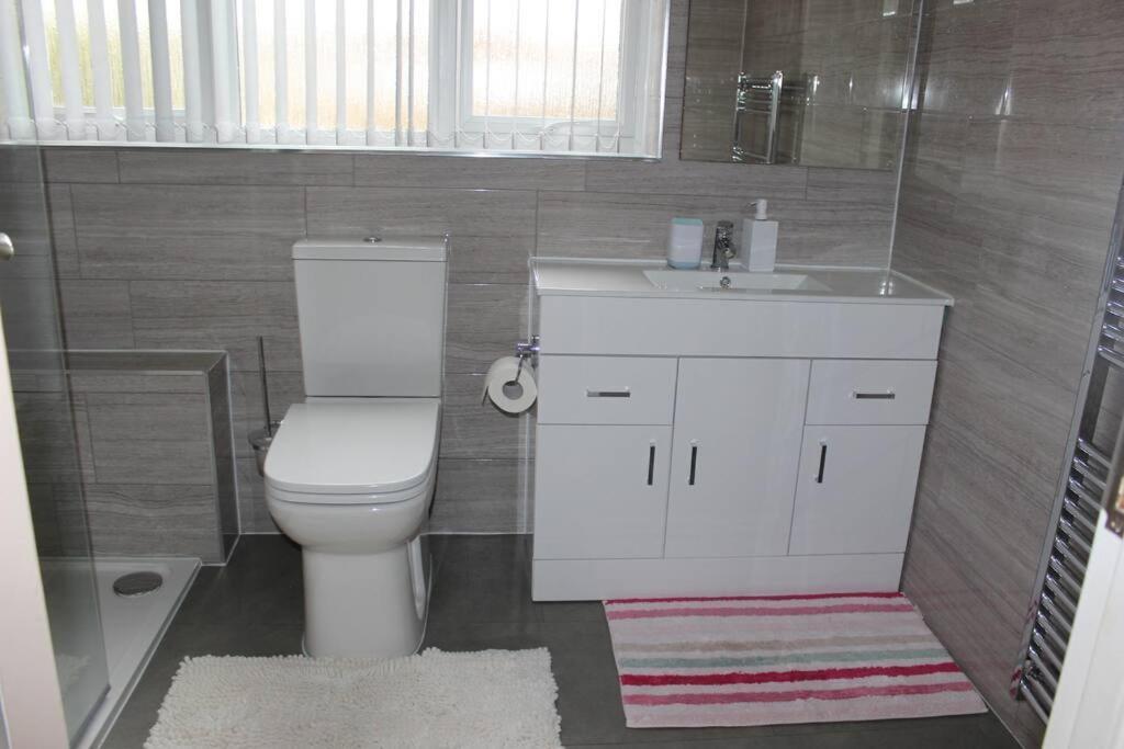 Nicely Decorated 3 Bedroom House Near Heathrow, London Staines-upon-Thames Kültér fotó
