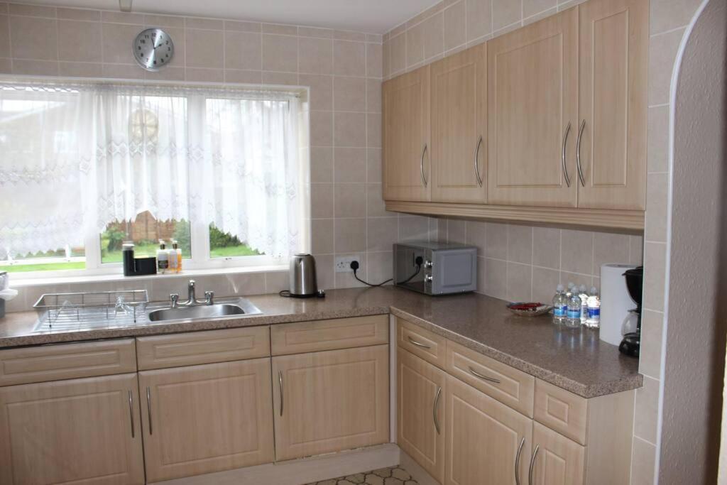 Nicely Decorated 3 Bedroom House Near Heathrow, London Staines-upon-Thames Kültér fotó