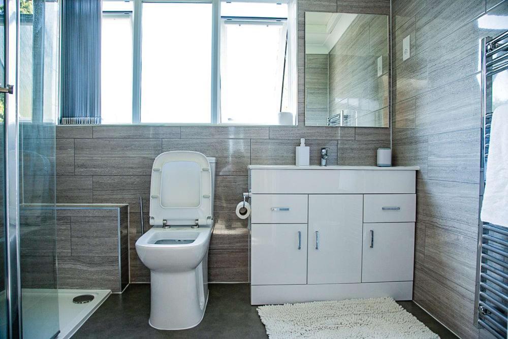 Nicely Decorated 3 Bedroom House Near Heathrow, London Staines-upon-Thames Kültér fotó