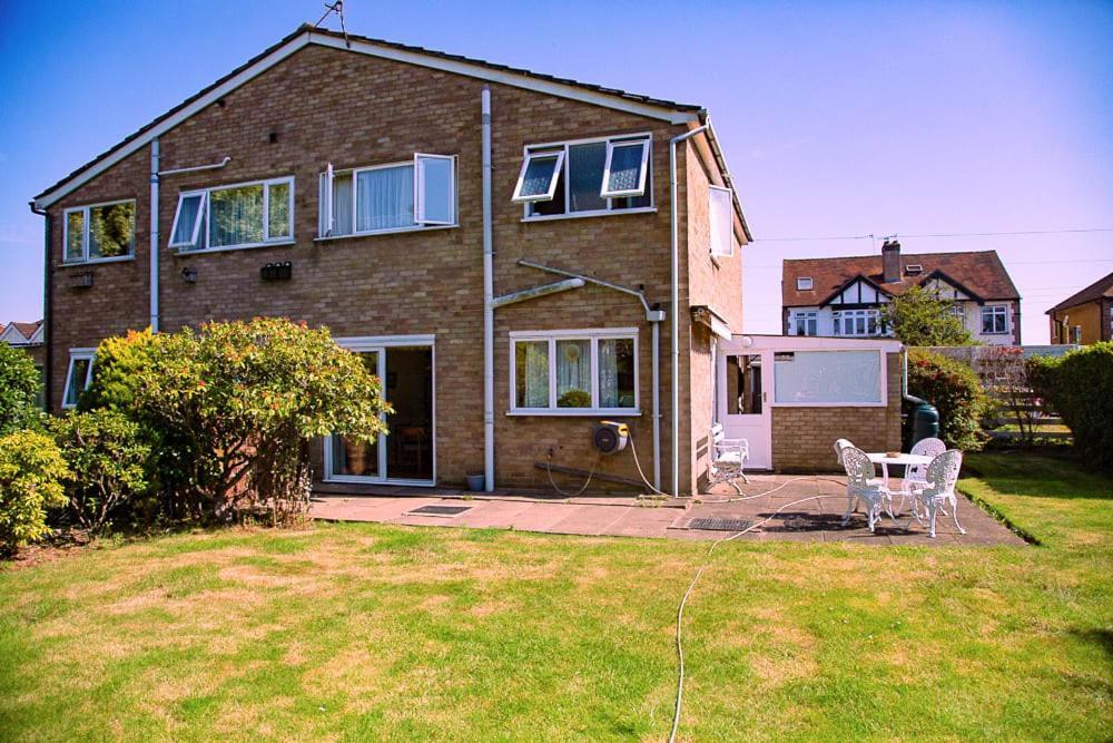 Nicely Decorated 3 Bedroom House Near Heathrow, London Staines-upon-Thames Kültér fotó