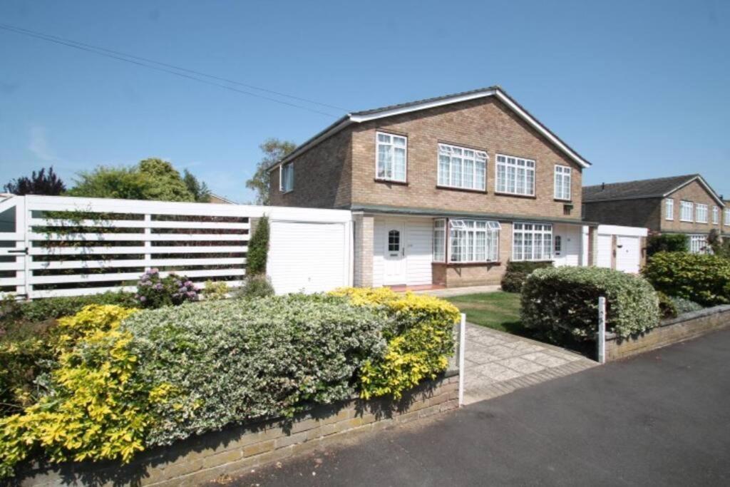 Nicely Decorated 3 Bedroom House Near Heathrow, London Staines-upon-Thames Kültér fotó