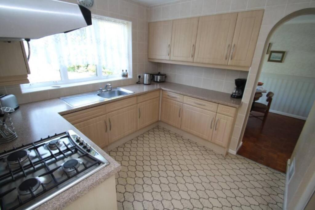 Nicely Decorated 3 Bedroom House Near Heathrow, London Staines-upon-Thames Kültér fotó